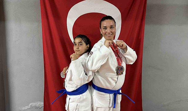 Anne ve kızı minderde birlikte şampiyonluklara koşuyor