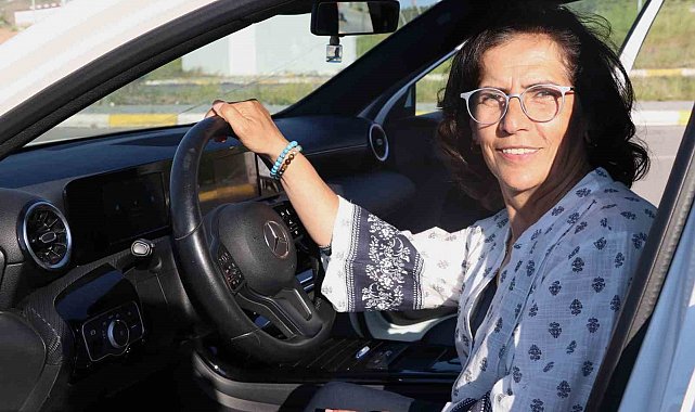 Annesinin mezarını ziyaret edebilmek için 56 yaşında ehliyet aldı, sevincini Kafkas dansıyla kutladı