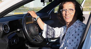 Annesinin mezarını ziyaret edebilmek için 56 yaşında ehliyet aldı, sevincini Kafkas dansıyla kutladı