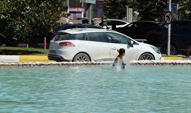 Antalya'da çocuklar süs havuzuna girerek serinledi
