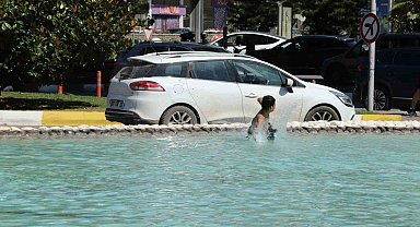 Antalya'da çocuklar süs havuzuna girerek serinledi