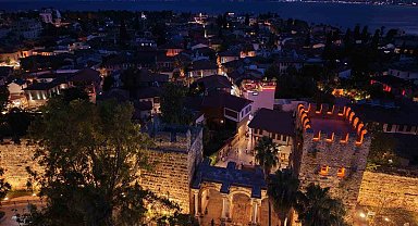 Antalya'nın tarihi kapısı aydınlatıldı
