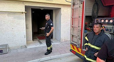 Apartman girişinde çıkan yangında 2 kişi dumandan etkilendi