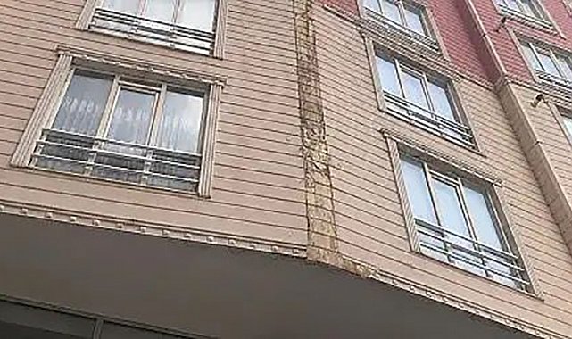 Apartmanın dış cephe kaplaması otomobilin üzerine düştü