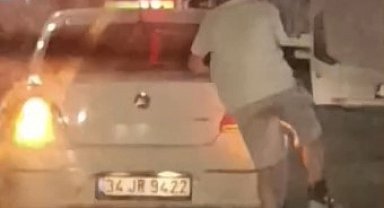 Aracın arkasına tutunarak ilerleyen patenli gencin tehlikeli yolculuğu kameraya yansıdı