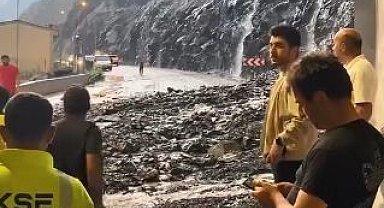 Aracının sileceği arızalandı, sileceği düzeltmek için durdu, saniyeler sonra heyelan oldu