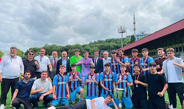 Araklı Saffet Çebi Lisesi'nin şampiyonluk sevinci