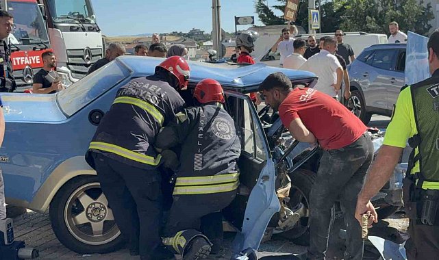 Ardı ardına şerit değiştiren sürücü kaza yaptı: 3 yaralı