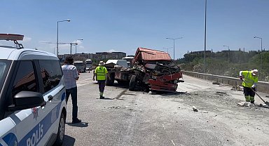 Arızalanan kamyona çarpan tırın sürücüsü hayatını kaybetti