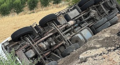 Arpa yüklü kamyon şarampole devrildi