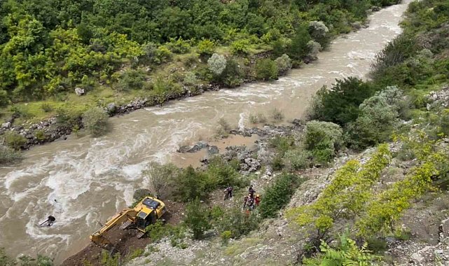 Artvin'de dereye düşen aracı sudan çıkartmak ve baba ile oğlunu bulmak için çalışmalar sürüyor