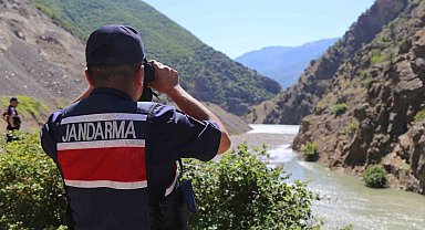 Artvin'in Şavşat Deresi'nde kayıp baba ve oğlunu arama çalışmaları sürüyor