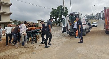 Asansör boşluğuna düşen müteahhit yaralandı