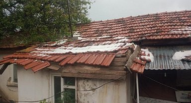 Aşırı sağanak yağış müstakil evin çatısına zarar verdi