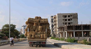 Aşırı saman yüklü pikabın trafikteki tehlikeli yolcuğu