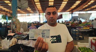 Aşkını paralara yazıp pazarda dağıttı
