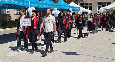 Atatürk Meslek Lisesi öğrencileri mezuniyet sevinci yaşadı
