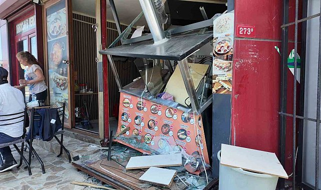 Avcılar'da direksiyon hakimiyetini kaybeden sürücü yol üstündeki restorana daldı