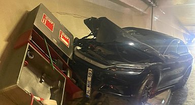 Avrasya Tüneli'nde otomobil, itfaiyeye ait yangın panosuna çarptı