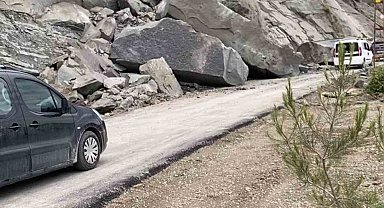 Ayancık'ta heyelan: Köy yolu trafiğe kapatıldı