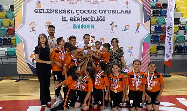 Ayvalık'ta küçük mahallenin büyük şampiyonları gururlandırdı