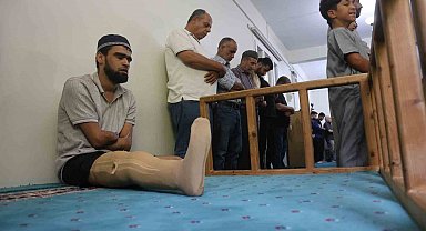 Babasına uzattığı demirin elektrik tellerine değmesiyle akıma kapılarak kollarını ve bacağını kaybeden Ahmet ibadet ederek yaşama tutundu