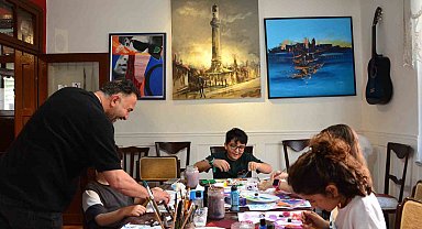 Babasının berber dükkanında başladı, şimdi tüm ailesiyle sanat üretiyor