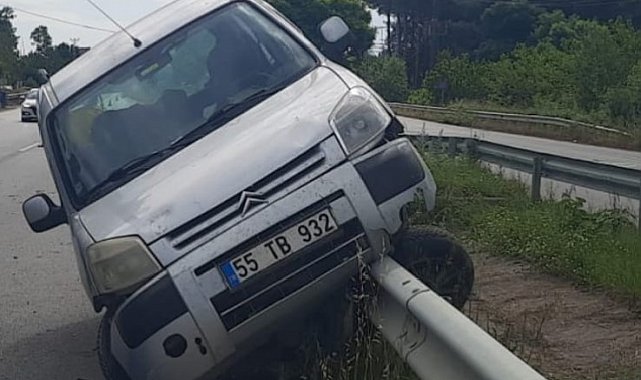Bafra'da kontrolden çıkan otomobil bariyerlere çarptı: 4 yaralı