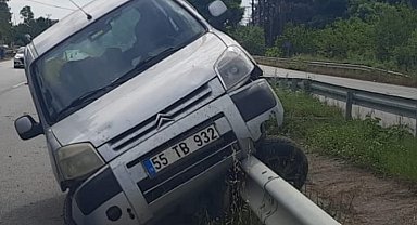 Bafra'da kontrolden çıkan otomobil bariyerlere çarptı: 4 yaralı
