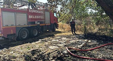 Bahçede tutuşan otlar müstakil evde yangın çıkardı