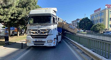 Bahçelievler'de tırın taşıdığı iş makinesi bariyerlere çarptı