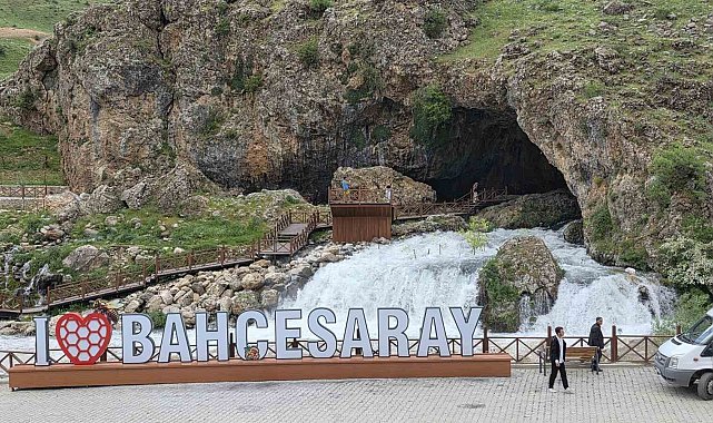 Bahçesaray'da mağaradan çıkan doğal su kaynağı ilgi odağı oldu