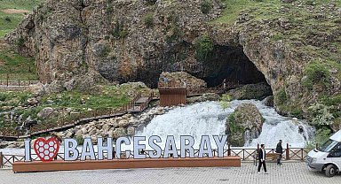 Bahçesaray'da mağaradan çıkan doğal su kaynağı ilgi odağı oldu