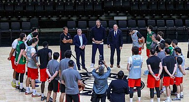 Bakan Bak, A Milli Basketbol Takımı'nın antrenmanını takip etti
