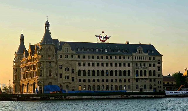 Bakan Ersoy: "Haydarpaşa, yıllar sonra yeniden tarihi silüetteki yerini almaya başladı"