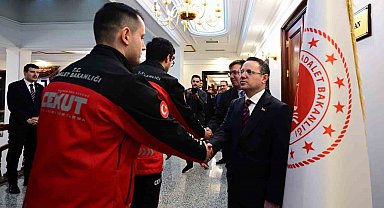 Bakan Gürlek, birim amirleri, Bakanlık ve HSK personeliyle bayramlaştı