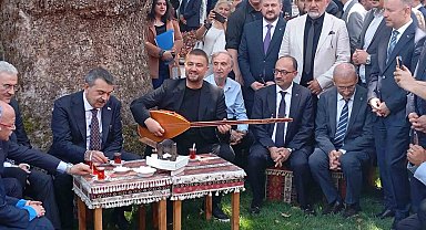 Bakan Tekin Bursa'da çınar altında türkü söyledi, Anadolu peynirlerini tattı