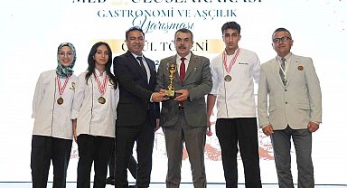 Bakan Yusuf Tekin'den ödül, Ayvalık'ta davul zurnalı karşılama