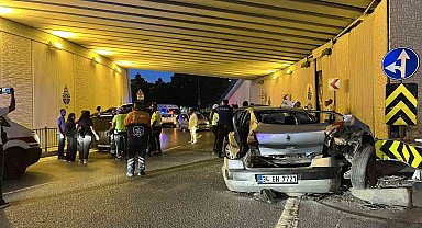 Bakırköy'de hafif ticari araç ile otomobil çarpıştı: 5 yaralı