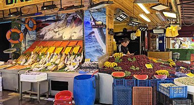 Balık tezgahları renk değiştirdi: Yarısı balık yarısı meyve