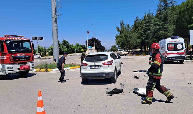 Balıkesir'de kampüs girişinde çarpışan araçlardaki 2 öğrenci yaralandı