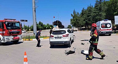 Balıkesir'de kampüs girişinde çarpışan araçlardaki 2 öğrenci yaralandı