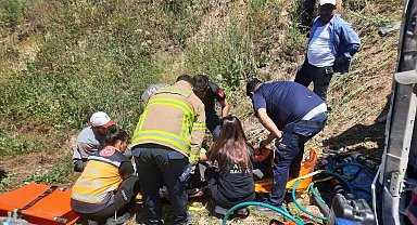 Balıkesir'de kamyon kazasında sürücü itfaiye ekiplerince kurtarıldı
