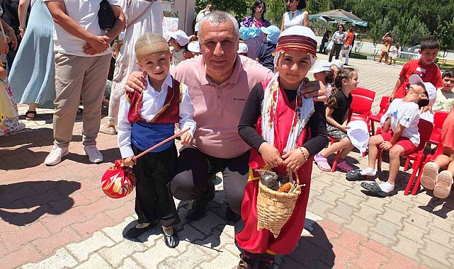Balıkesir'de miniklerin geri dönüşüm defilesi ilgi gördü