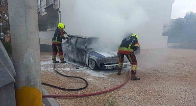 Balıkesir'de park halindeki otomobil yangını korkuttu