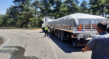 Balıkesir'de tıra arkadan çarpan otomobil takla attı: 4 yaralı