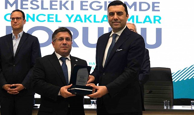 Balıkesirli iş insanları "Mesleki Eğitimde Üniversite-Sanayi İş Birliği" panelinde öğrencilerle buluştu