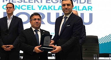 Balıkesirli iş insanları "Mesleki Eğitimde Üniversite-Sanayi İş Birliği" panelinde öğrencilerle buluştu