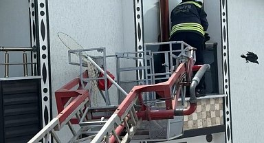 Balkona sıkışan kargayı itfaiye kurtardı