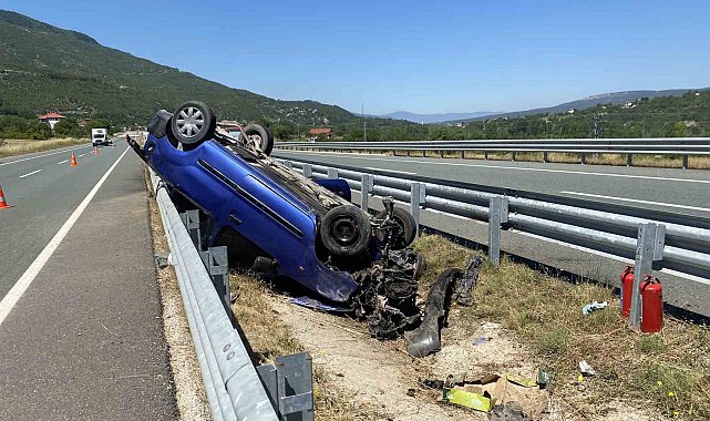 Bariyerlere çarpan hafif ticari araç ters döndü: 3 yaralı